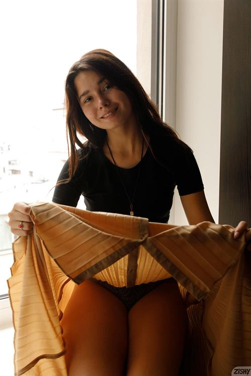 Miki Pedangen Divine Brunette