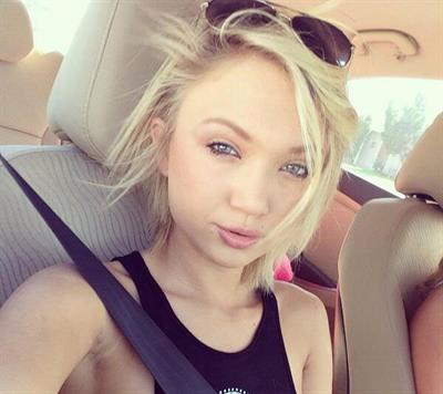 Dakota Skye taking a selfie