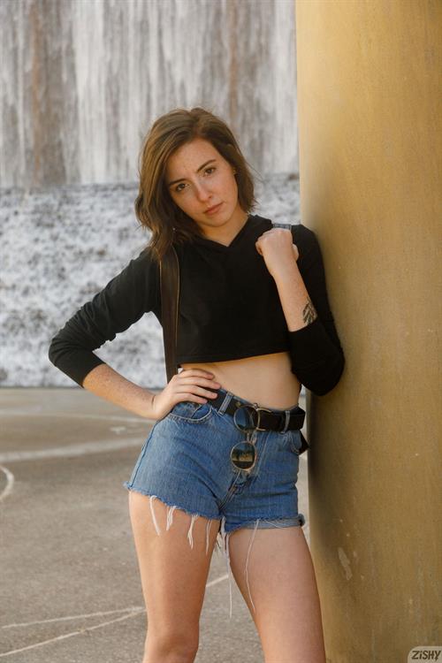 Maggie O Shannon Pictures Maggie O Shannon Flashing her Tits