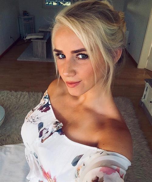 Jungle Maid taking a selfie