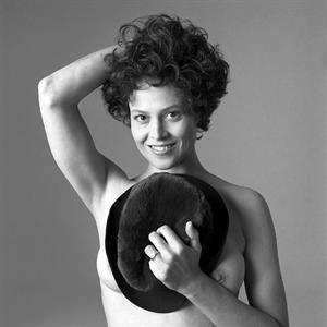 Sigourney Weaver topless (1986)
