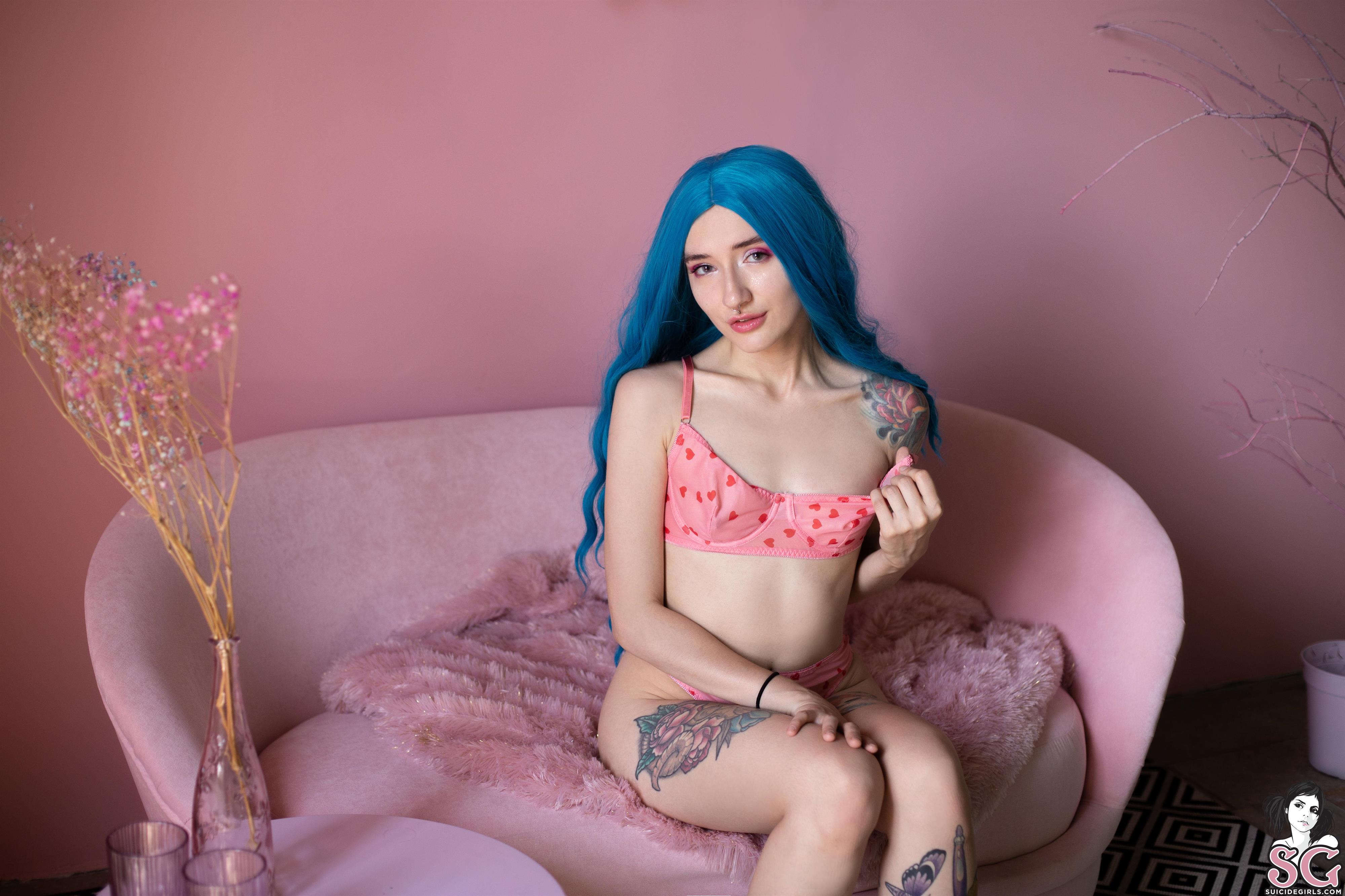 Unita Suicide Girl