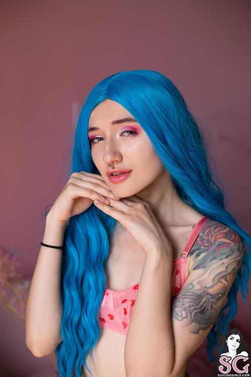 Unita Suicide Girl