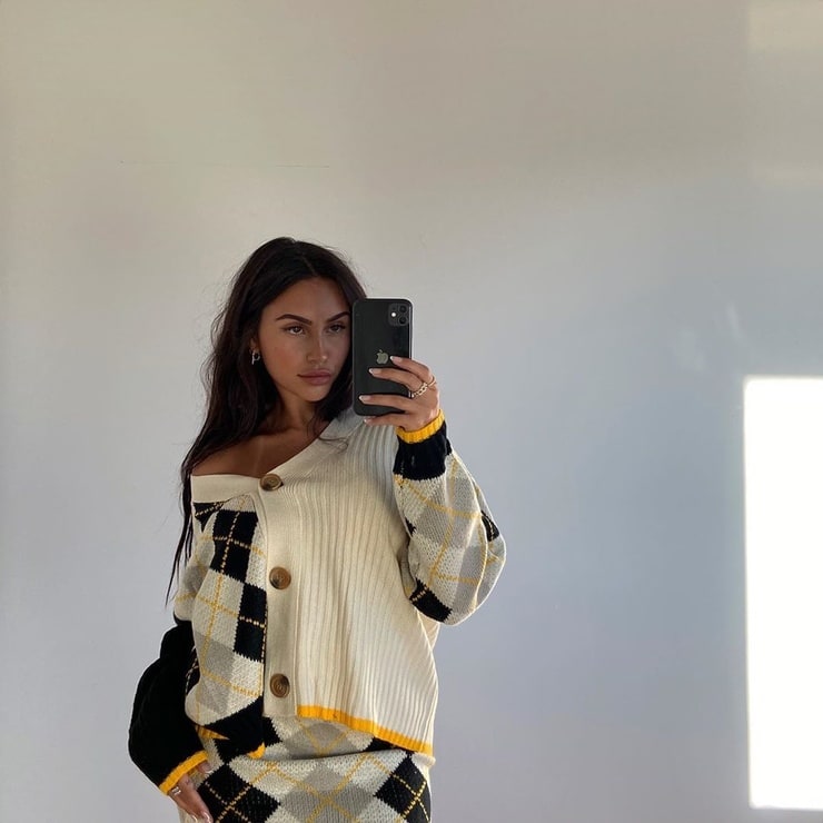 Claudia Tihan taking a selfie