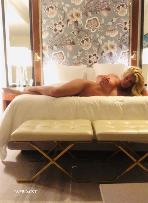 Britney Spears naked new photo holding her topless boobs in bed for the first time not censoring her nude pussy posting to twitter instead of instagram.