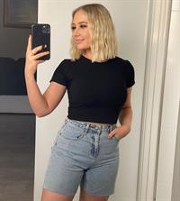 Lauren Curtis taking a selfie