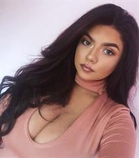 Caitlan Knapton taking a selfie