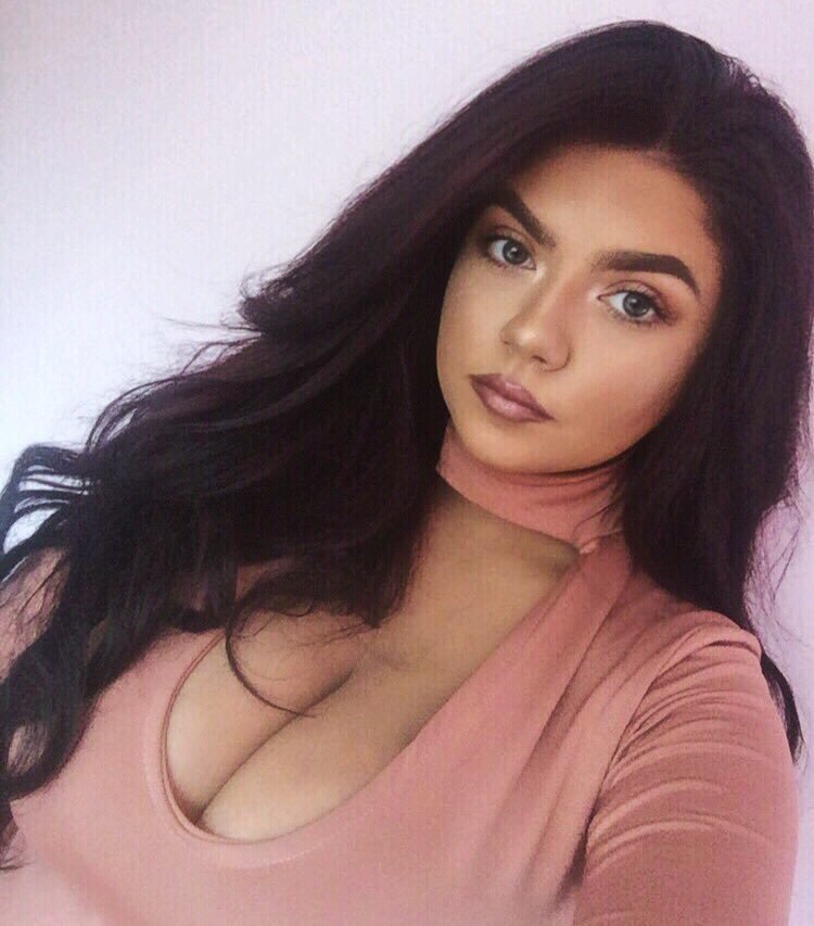 Caitlan Knapton taking a selfie