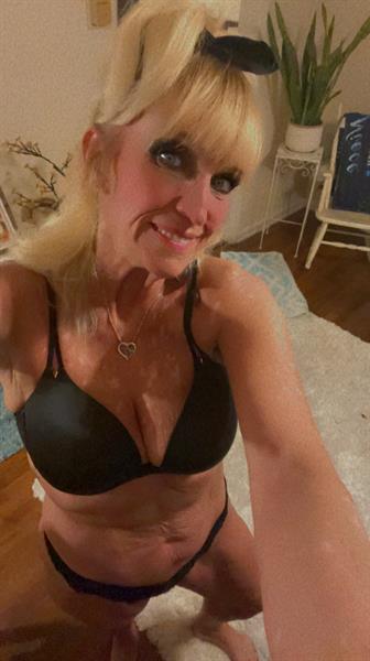 Lots of selfie pics of sexy ole me?