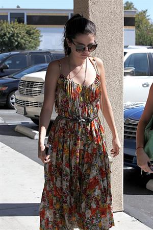Selena Gomez heads to a Beauty Salon in LA 2/28/13 