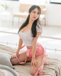 Dinar Candy taking a selfie