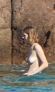Maya Hawke - breasts