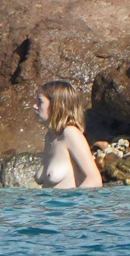 Maya Hawke - breasts