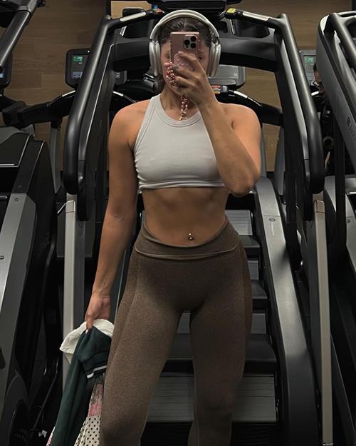 Mishka Ivana taking a selfie