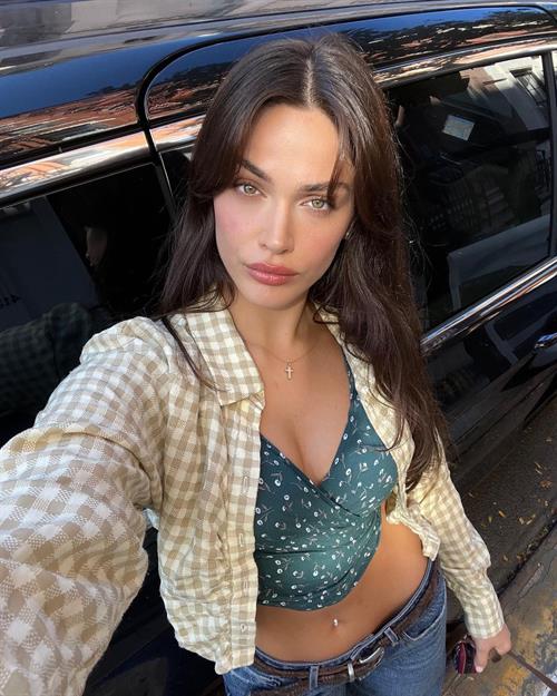 Mishka Ivana taking a selfie