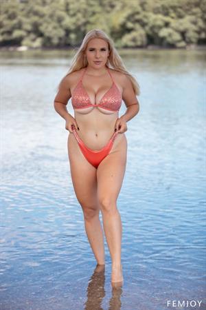 Lil Icey Bikini Pictures Busty Lil Icey in Bikini