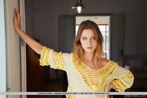 Clarice Nude Pictures Show It Off