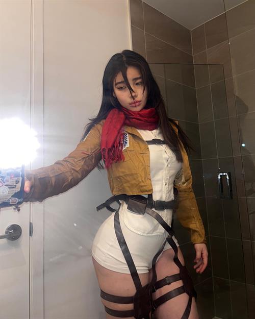 Hannah Kim taking a selfie