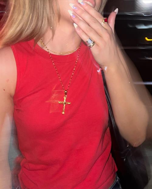 Riley Hubatka Pictures Riley Hubatka