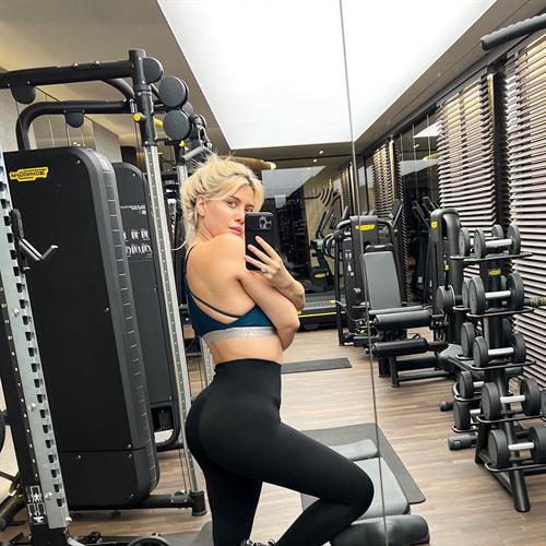 Wanda Nara taking a selfie and - ass