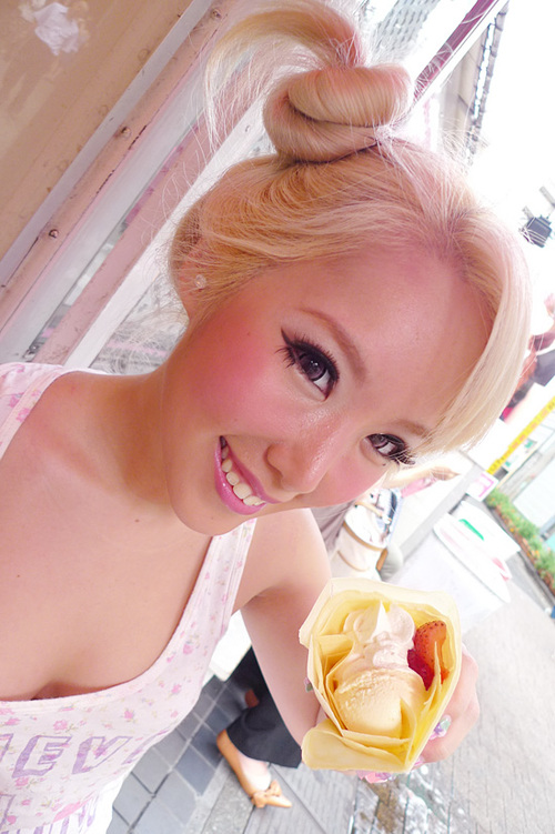 Xiaxue taking a selfie