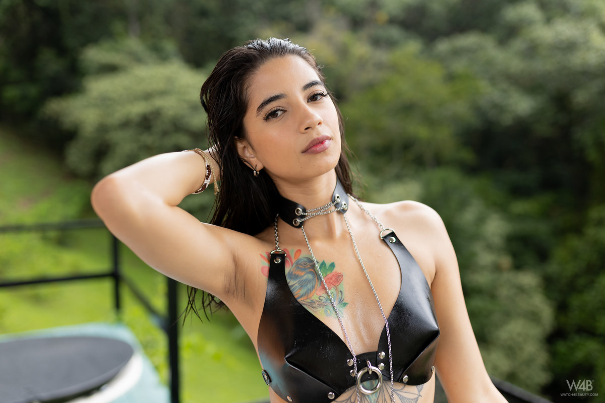 Tormenta: Glass Dildo On A Trip