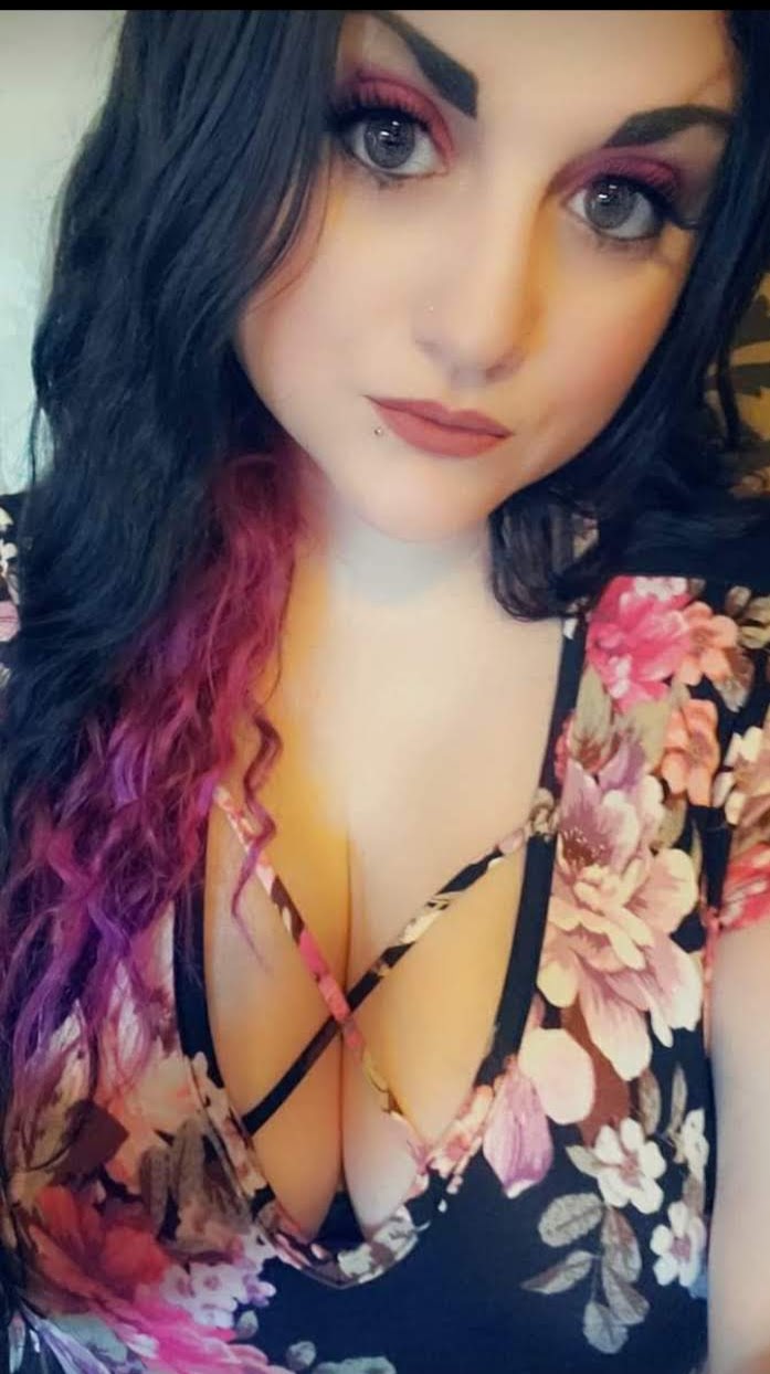 Luna Phoenix taking a selfie