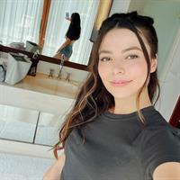 Miranda Cosgrove taking a selfie