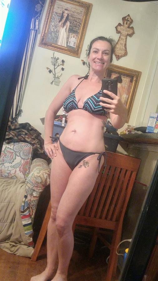 Married MILF Courtney and her natural 34DDDs 