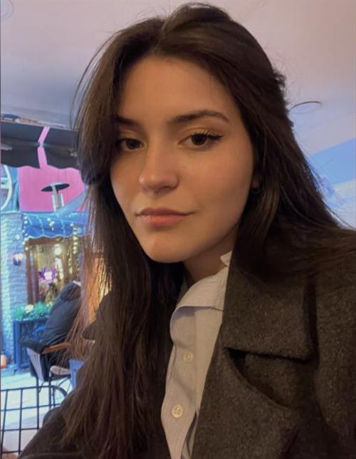 Zeynep taking a selfie