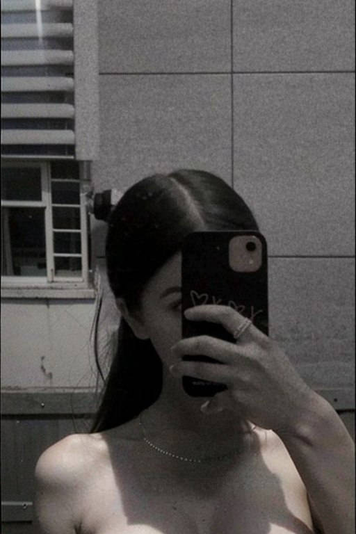 Agara taking a selfie