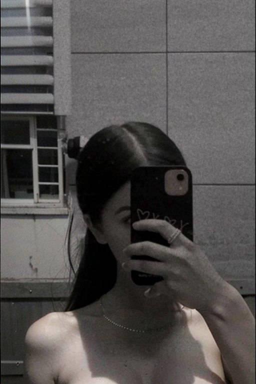 Agara taking a selfie