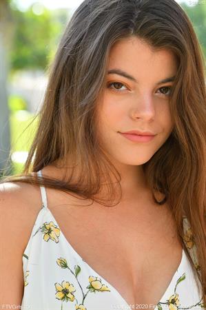 Scarlett-III FTV Nude Pictures Innocent Summer