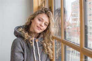 Alice Antoinette Nude Pictures Alice Takes Off Her Hoodie