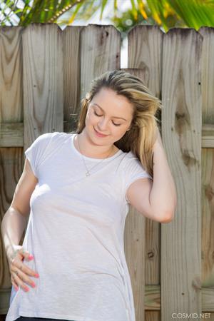 Samantha Stone Nude Pictures Samantha Against The Fence