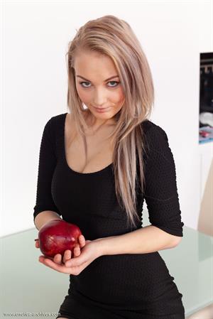 Lynne Nude Pictures Lynne