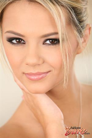 Beautiful Ashlynn Brooke Milks Every Drop Of Man Juice