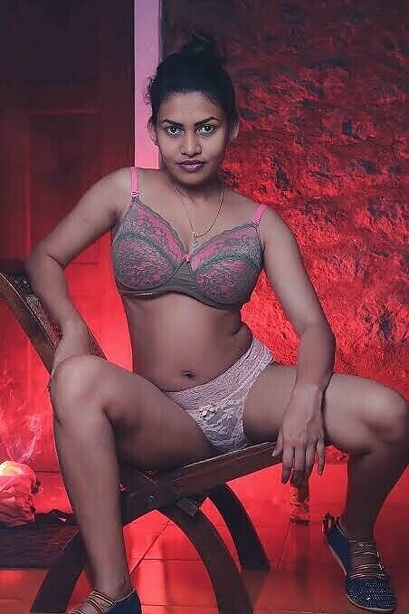 Isuri Anurudhdhika in lingerie