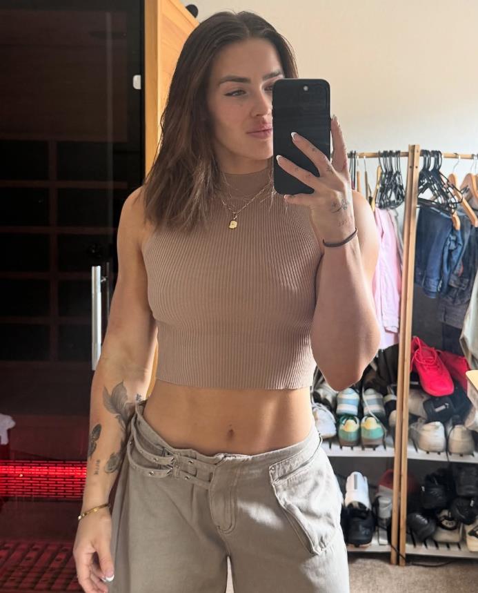 Gracie Walton taking a selfie