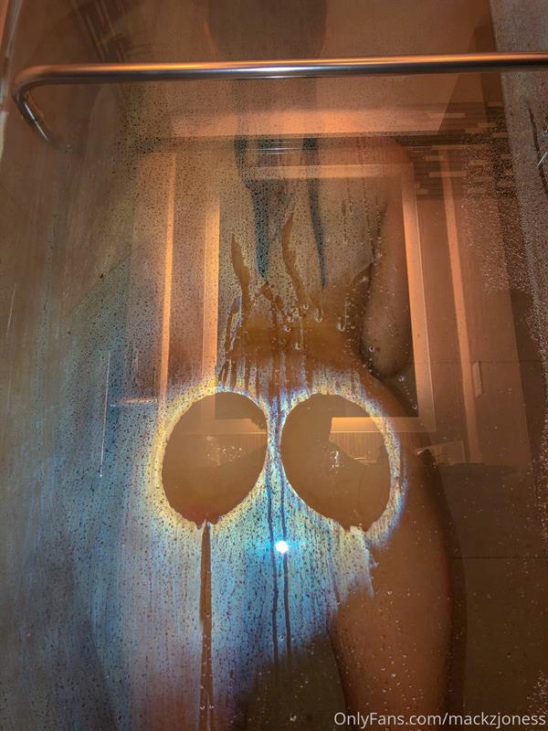 Mackenzie Jones taking a selfie