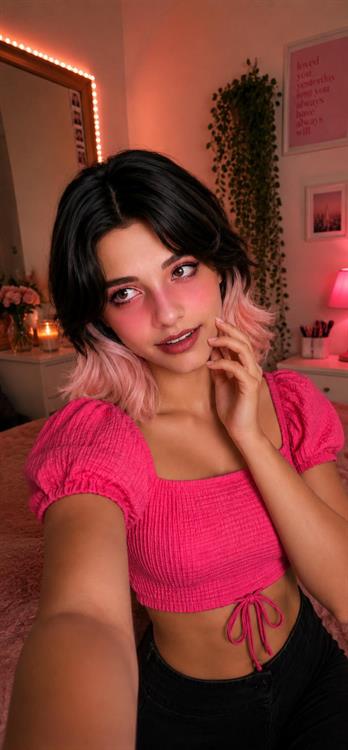 Nati Tulipa taking a selfie