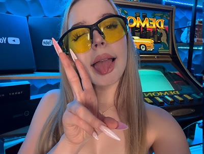 Ksuwa_avdeeva taking a selfie