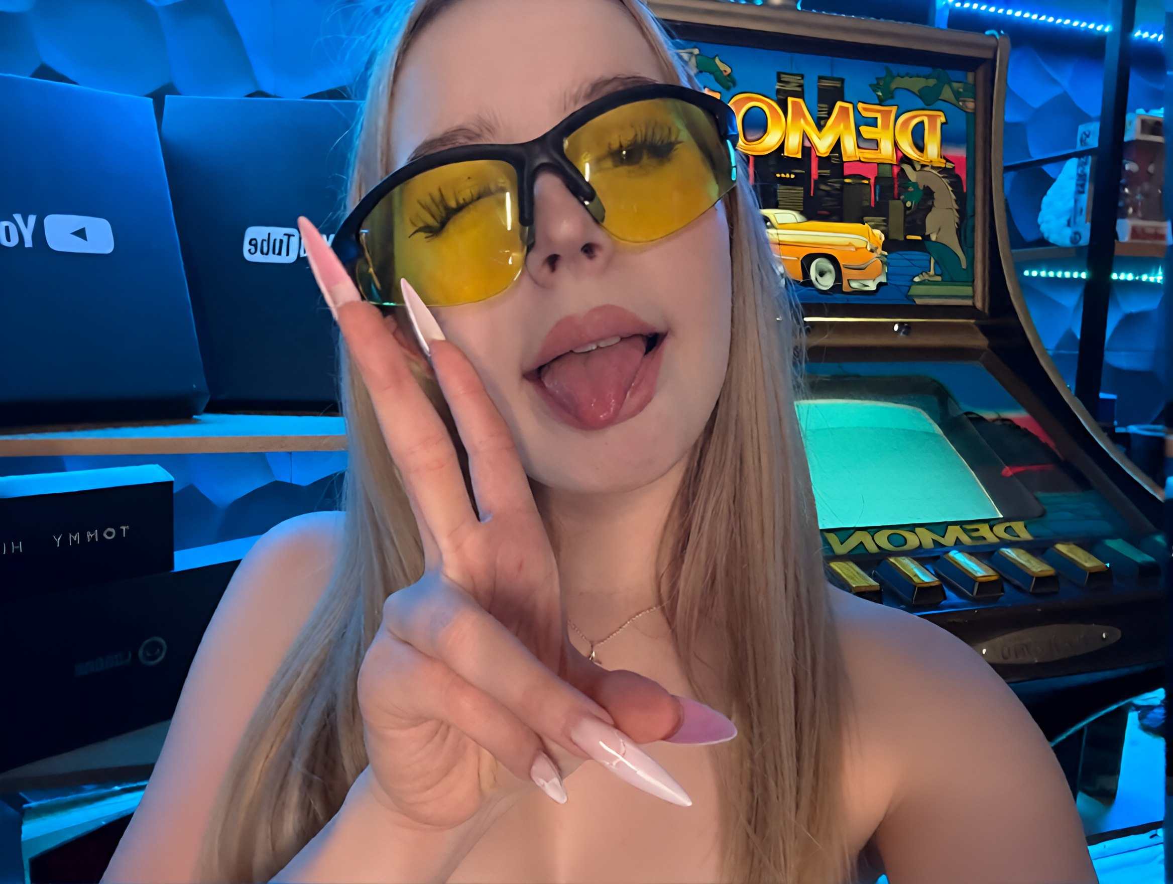 Ksuwa_avdeeva taking a selfie