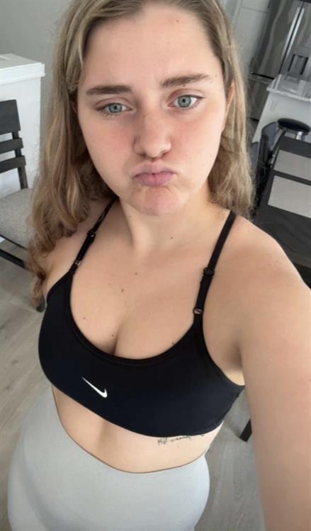 Kylieschuch taking a selfie