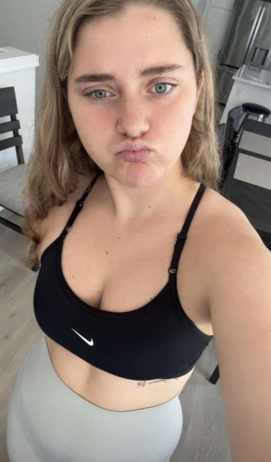 Kylieschuch taking a selfie