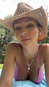 Rachel Cook is an American fashion model and social media star who has amassed more than 2.5 m followers on her Instagram account.