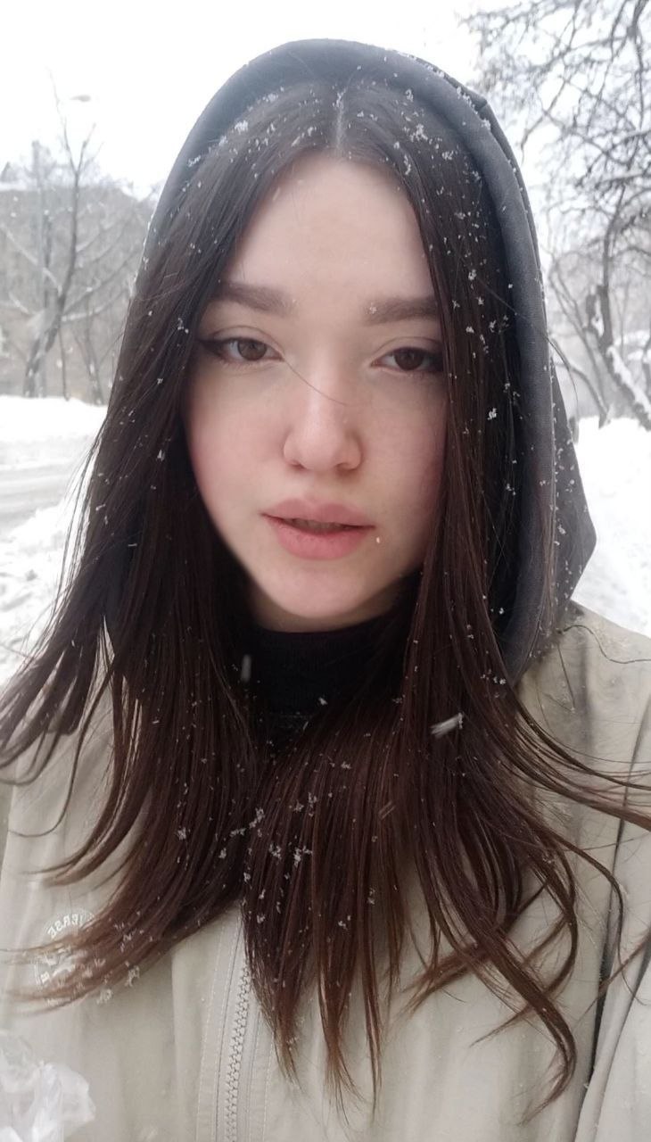 Valorant_girl taking a selfie