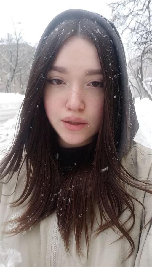 Valorant_girl taking a selfie