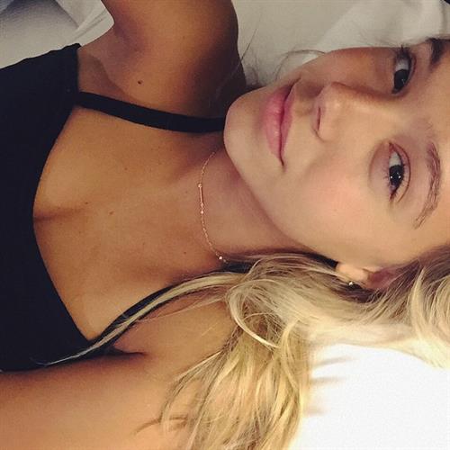 Alexis Ren taking a selfie