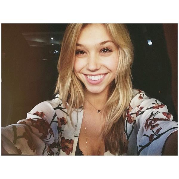 Alexis Ren taking a selfie